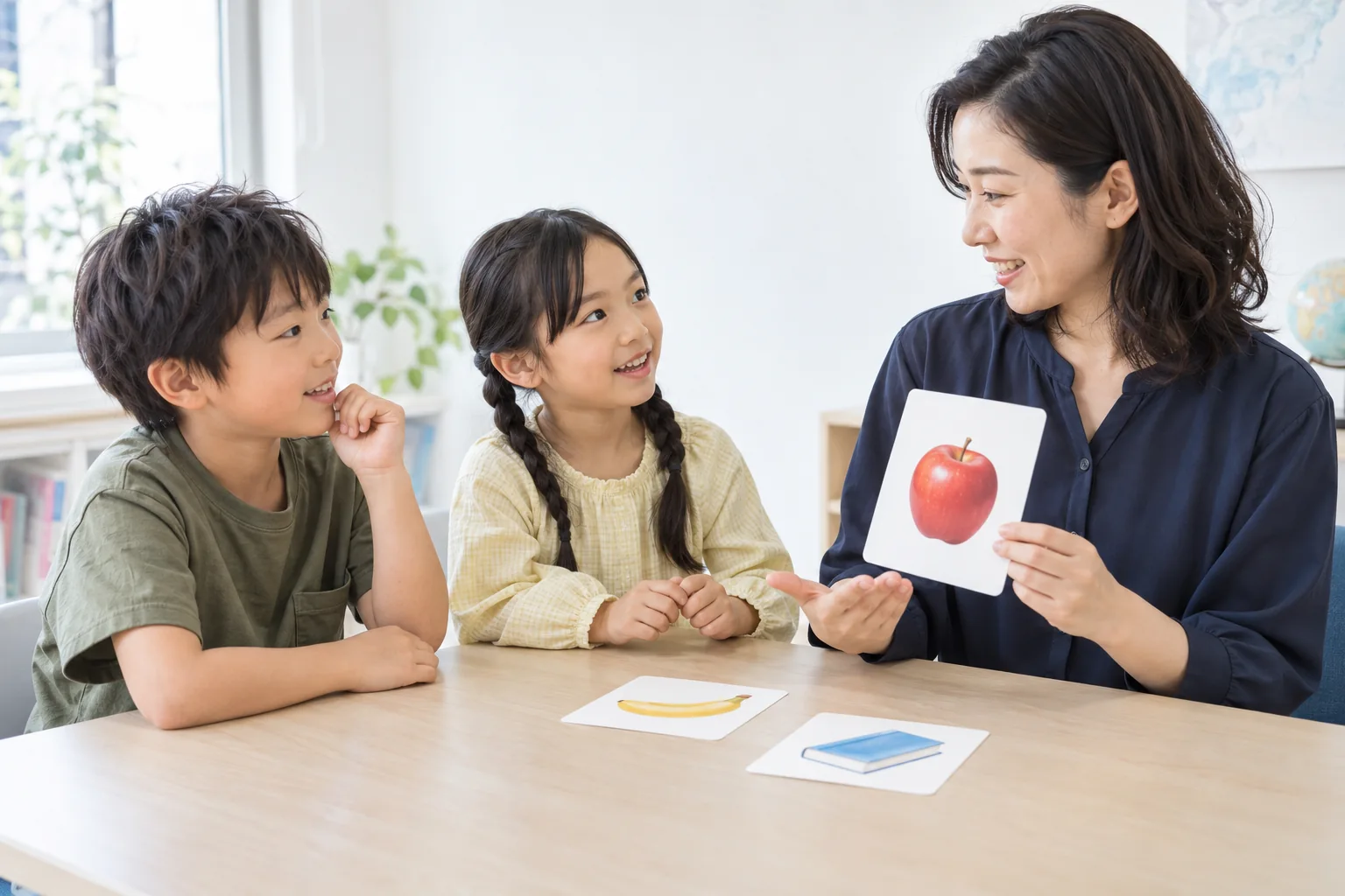 絵カードを手がかりに講師とやりとりする小学生たちの英語学習イメージ
