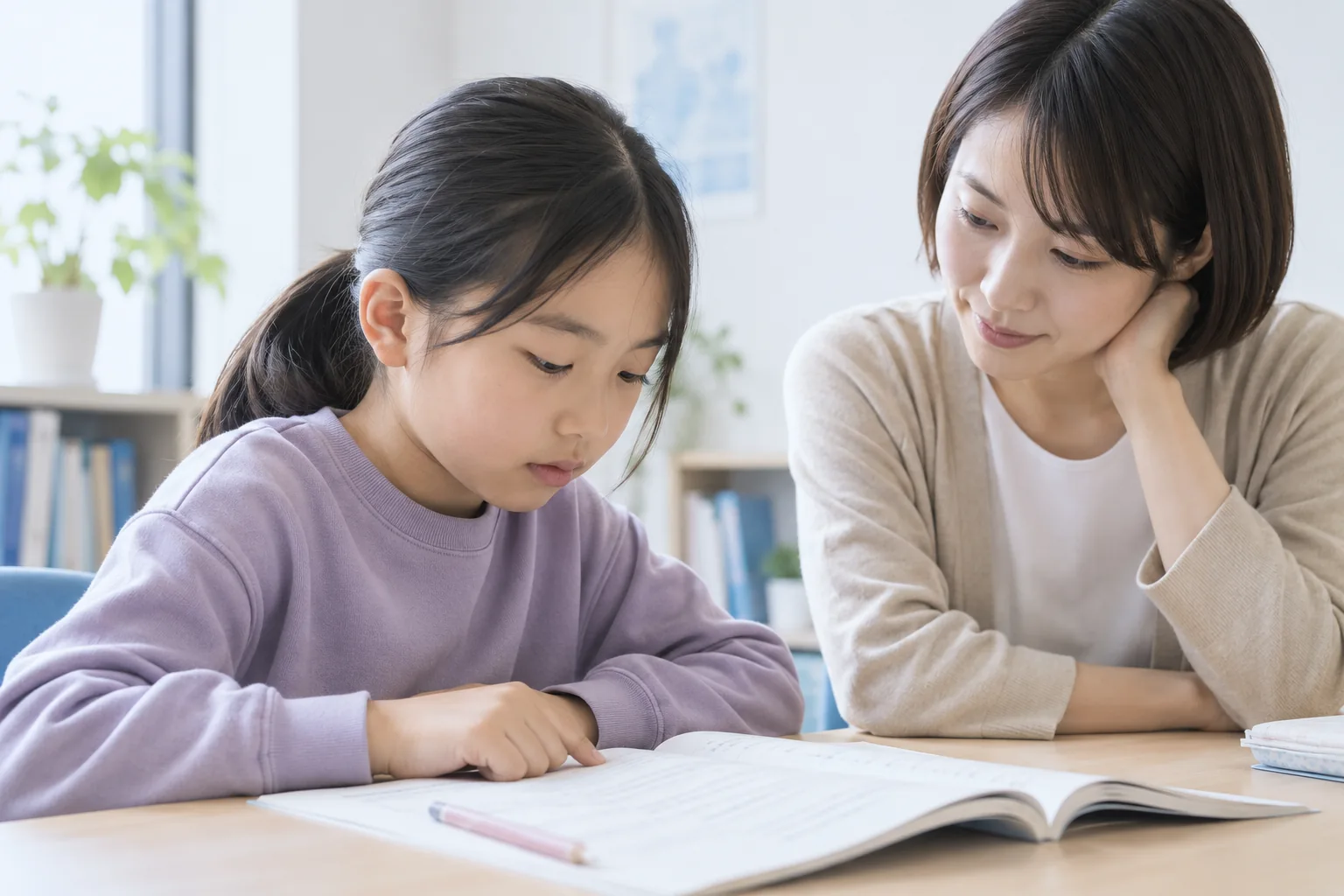 本を読みながら考える小学生と、隣で耳を傾ける講師の国語学習イメージ