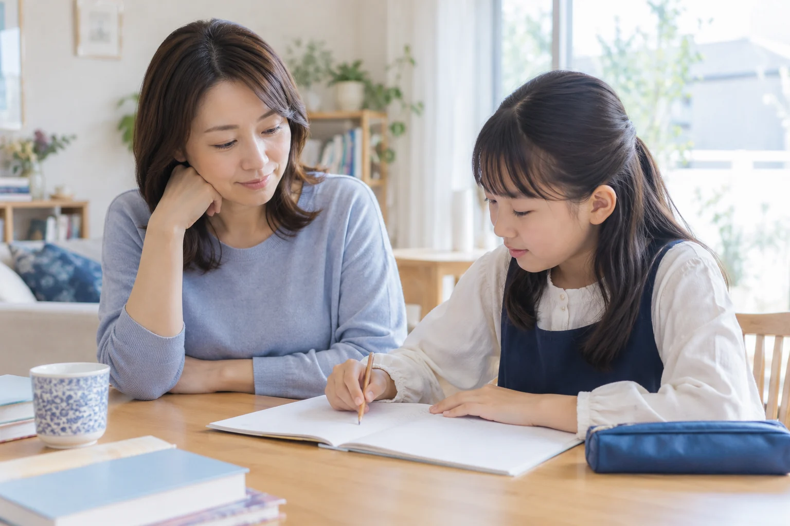 ノートを見ながら、これからの学びを親子で考える様子