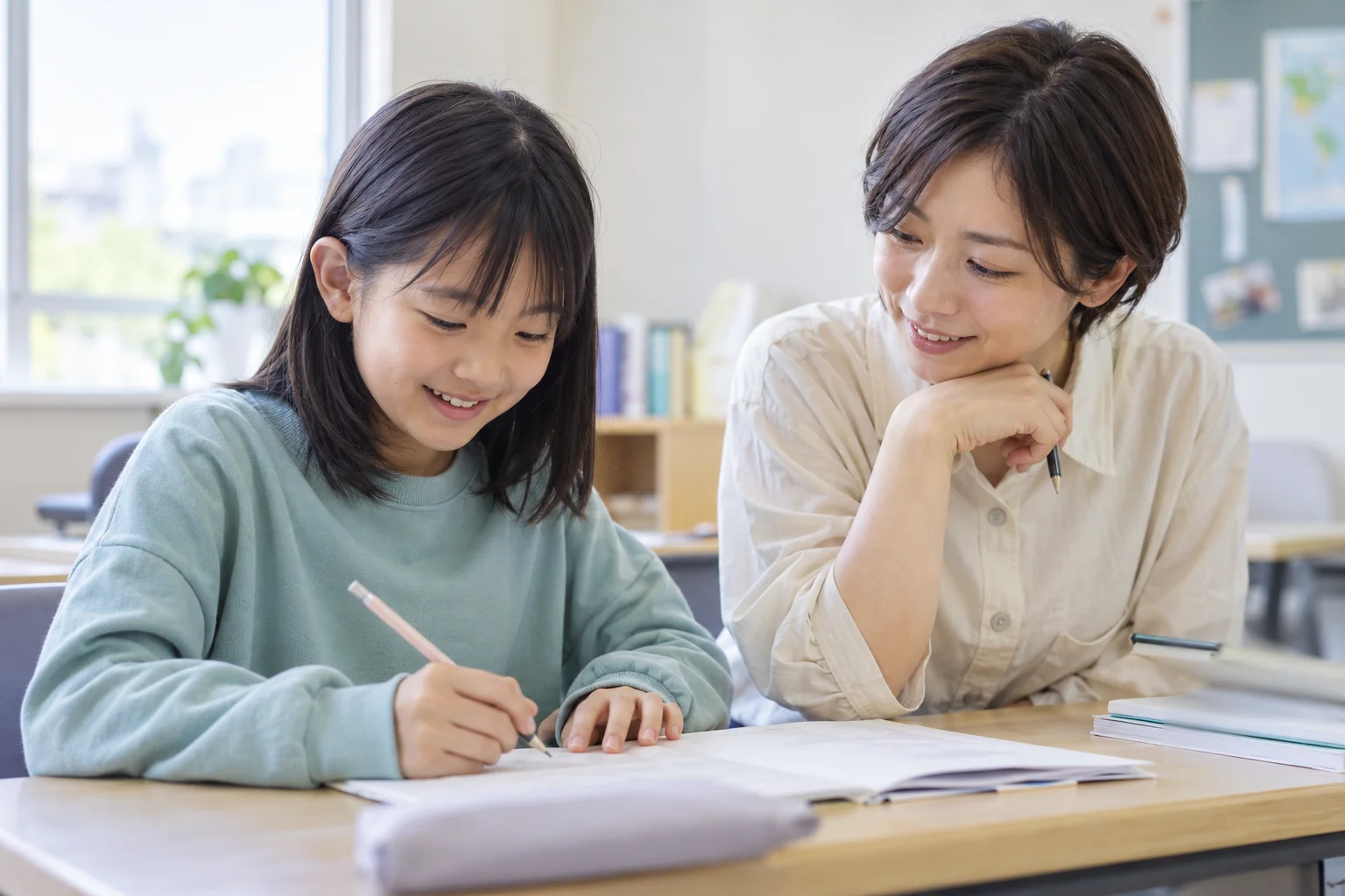 先生と一緒に考え、理解できたことを喜ぶ小学生（AI生成の学習イメージ）