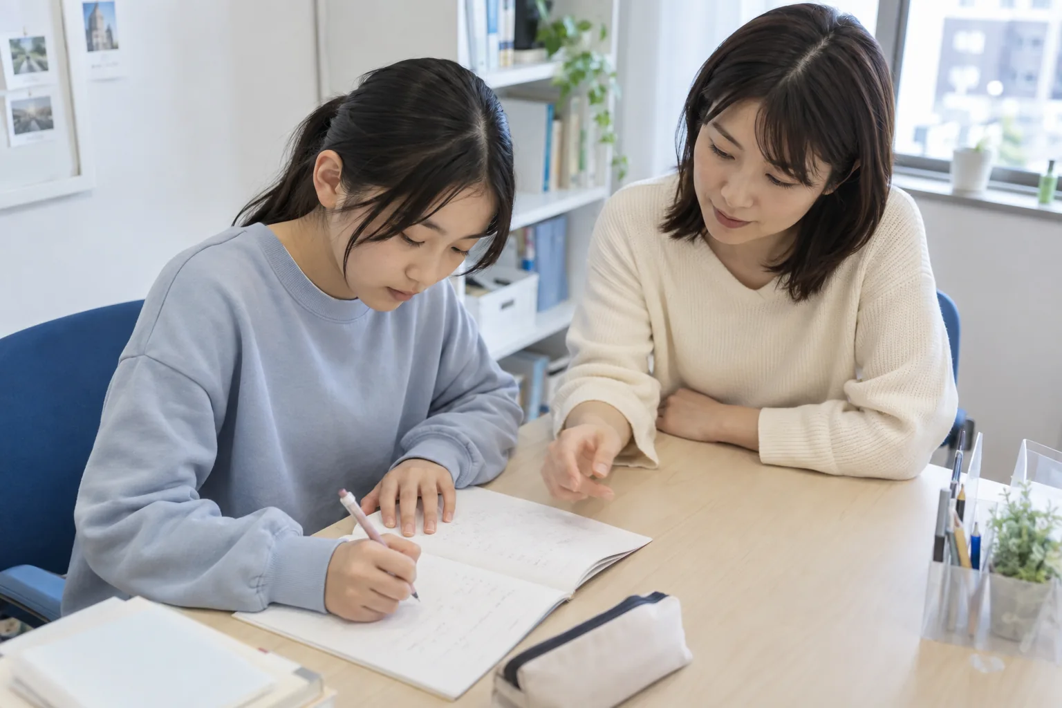 生徒が自力で解く様子を講師が見守る学習フォローのイメージ